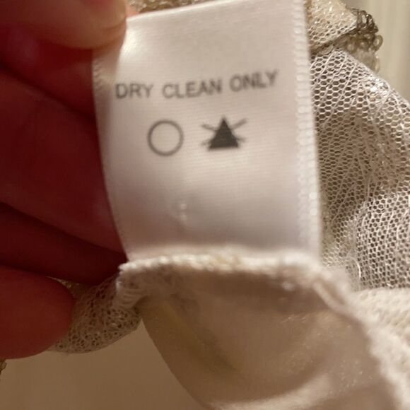 ✨ASTR Cream & Gold Chevron Sequin Sleeveless Top - Picture 4 of 5